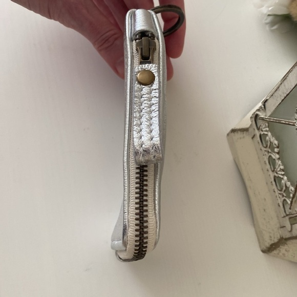 Jilly Designs Zip Around Wallet Pouch Wristlet Silver Metallic / Antique Brass - Picture 12 of 14